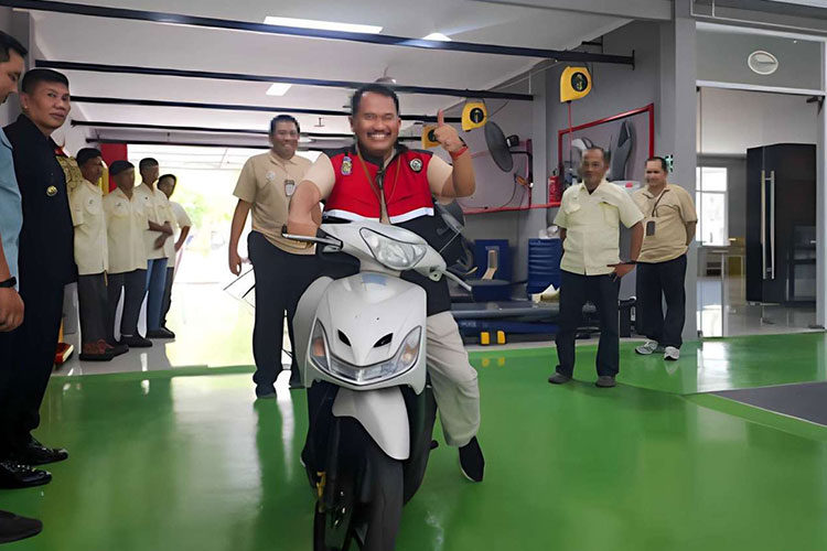 Direktur Polije saat mencoba motor matic dengan energi baru. (Foto : Humas Polije)