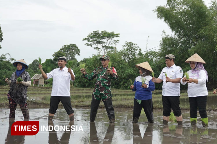 Foto-bersama-petani-sebelum-proses-menanam-padi.jpg