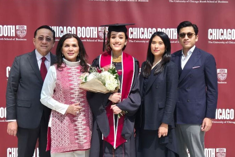 Irviandari Alestya Gusman, yang merupakan putri dari Senator, Irman Gusman, sukses meraih gelar MBA dari The University of Chicago Booth School of Business, Amerika Serikat. (FOTO: ist)
