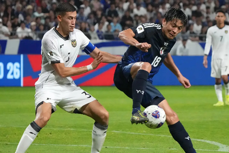 Kapten Timnas Indonesia Jay Idsez mengawal pemain Timnas Jepang di laga pamungkas Grup C Kualifikasi Piala Dunia 2026, Selasa (10/6/2025). Dalam pertandingan ini, Jepang menang 6-0. (foto: FIFA)