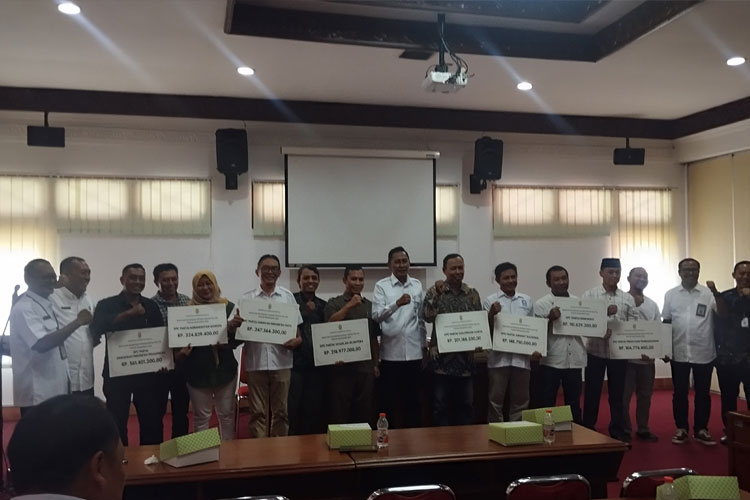 Pemkab Bantul Serahkan Bantuan Keuangan 2025