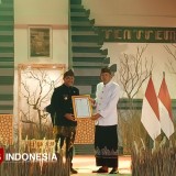 Bupati Probolinggo Serahkan SK Pengakuan Masyarakat Hukum Adat Tengger di Yadnya Kasada