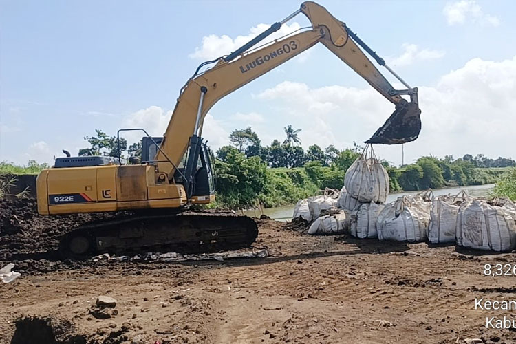 Gubernur Khofifah: Spillway Sungai Tanggul Jember Menjamin Ketersediaan Air Pertanian