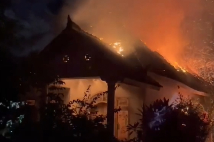 Ditinggal Pemilik, Rumah di Banyuwangi Ludes Terbakar