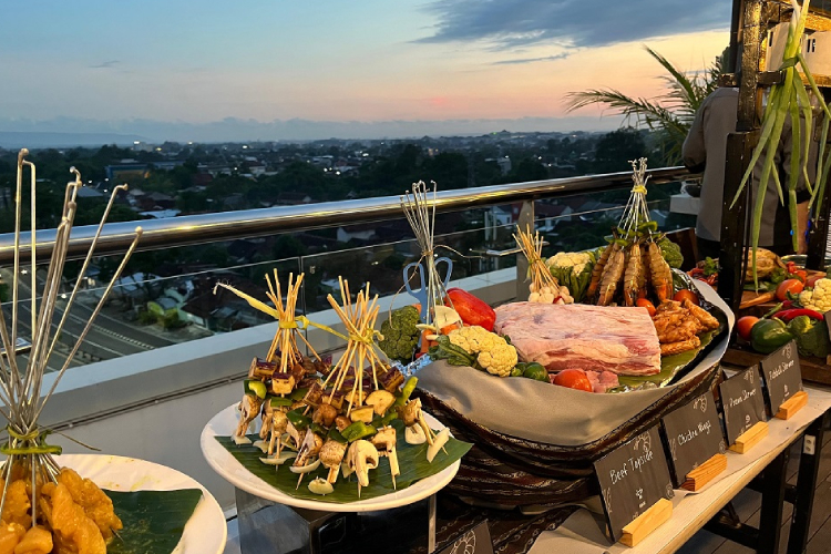 Beragam sajian lezat dengan Panorama 360 Derajat Kota di Skydeck Rooftop Pool & Bar Hotel INNSiDE by Melia Yogyakarta (FOTO: Stevy for TIMES Indonesia)