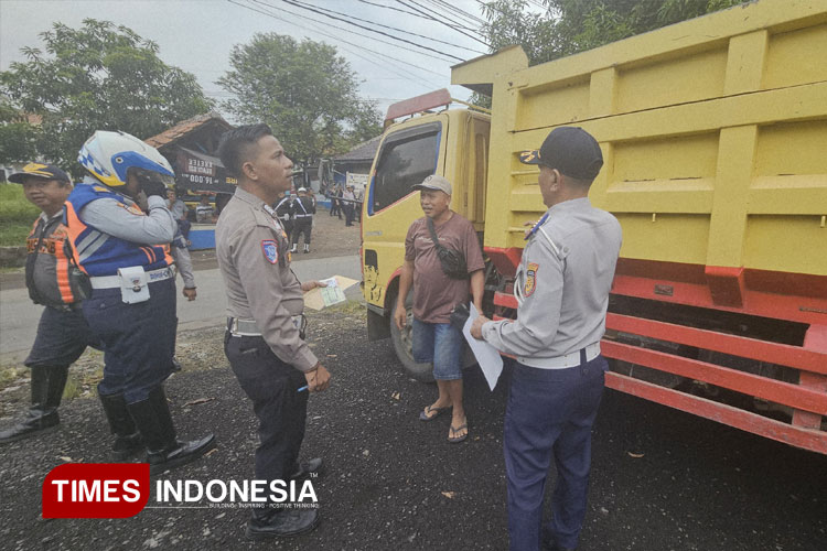 Satlantas Polres Majalengka menggelar peneguran dan penindakan terhadap kendaraan Odol. (FOTO: Jaja Sumarja/TIMES Indonesia)
