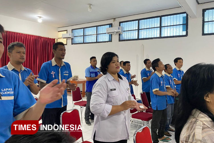 Pembinaan keagamaan dan penguatan spiritual WBP umat Nasrani di Lapas Kelas IIB Mojokerto, Rabu (11/6/2025) (FOTO: Dok. TIMES Indonesia)