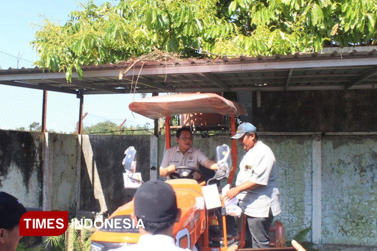Dukung Produktivitas Petani di Bondowoso, Sonny Danaparamita Serahkan Alsintan ke Poktan