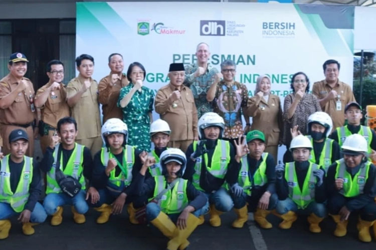 Bupati Malang bersama perwakilan Alliance To End Plastic Waste, usai penyerahan bantuan alat pilah sampah kepada petugas sampah 12 desa di Pendopo Kabupaten Malang. (Foto: Prokopim)