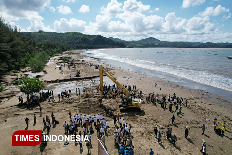 Rayakan Hari Lingkungan Hidup, PJT I Tebar Bibit Pohon dan Bersihkan Pantai