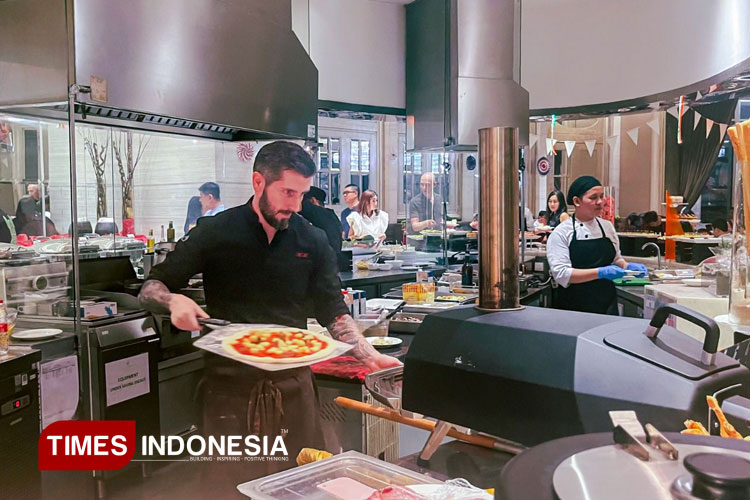 Aksi chef memasak menu khas Italia dalam momen Italian Day di Hotel Ciputra World Surabaya, Rabu (11/6/2025). (Foto: Lely Yuana/TIMES Indonesia)