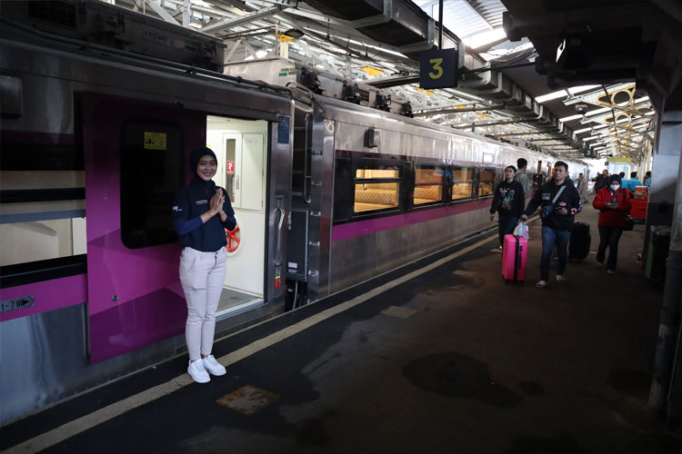 kereta-api-saat-menyambut-kedatangan-penumpang.jpg