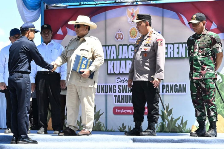 Kapolri bersama Presiden Prabowo di acara Panen Raya Jagung. (FOTO: Istimewa)