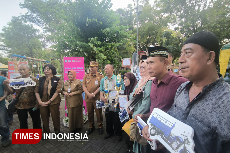 Kota Probolinggo Bersolek, Wali Kota Dokter Aminuddin Serahkan 29 Tossa ke RW