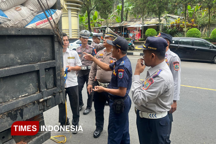 Satlantas Polres Banjar dan Dishub Razia Truk Odol Bermuatan Lebih
