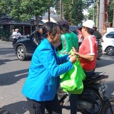 JKJT Bagikan Singkong dan Kunyit pada Ojol, Kampanye Imun Lokal di Tengah Polusi Kota