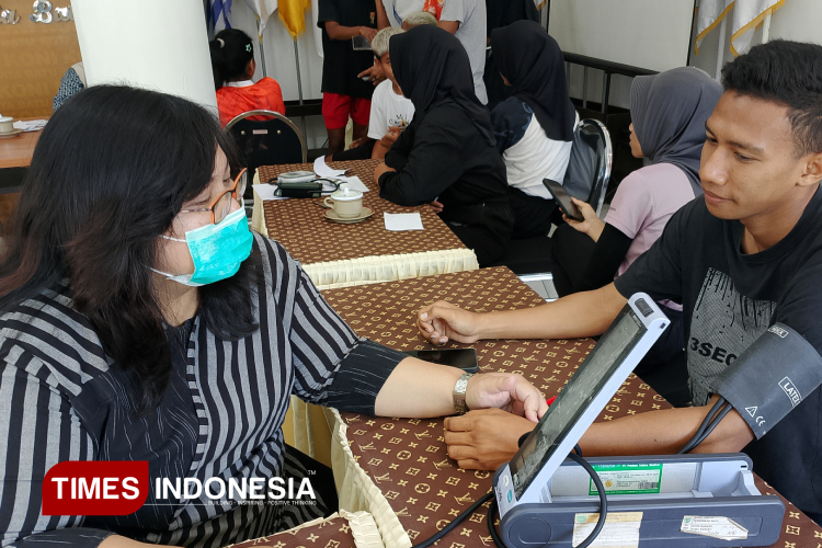 KONI Kota Batu bekerja sama dengan Dinas Kesehatan Kota Batu melaksanakan pemeriksaan kesehatan untuk atlet. (Muhammad Dhani Rahman/TIMES Indonesia)