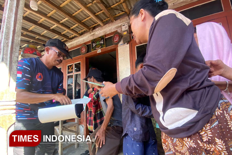 Gunung Raung Erupsi Delapan Hari, BPBD Bondowoso Bagikan Masker