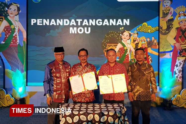 Wamen HAM Mugiyanto Sipin bersama Rektor UIN Malang, Prof. Dr. H.M. Zainuddin saat menandatangani MoU, Kamis (12/6/2025). (Foto: Achmad Fikyansyah/TIMES Indonesia)