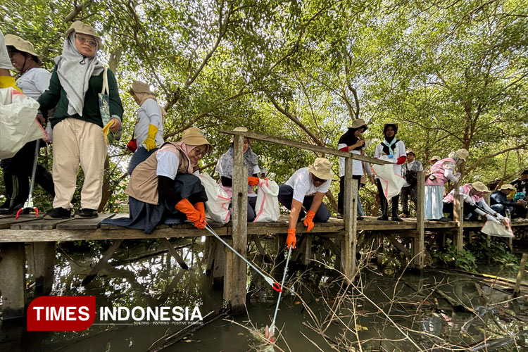 Aksi Bersih-bersih Pantai Banyuurip Gresik, PLN Libatkan Warga dan Pelajar