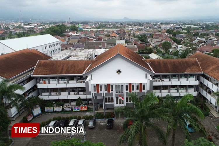 gedung-uwg.jpg