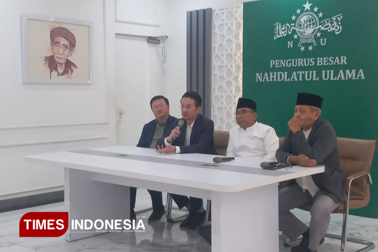 Ketua Umum PBNU Gus Yahya dan Ketua PBNU Gus Ulil bersama pihak Harvest Advisors saat konferensi pers di Gedung PBNU, Jakarta Pusat. (FOTO: Moh Ramli/TIMES Indonesia)