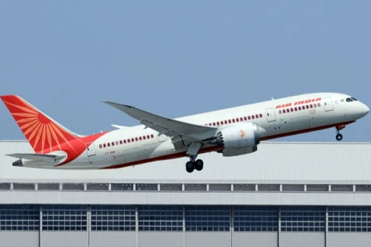 Sebuah pesawat Boeing 787 Dreamliner milik Air India, model yang sama yang jatuh hari ini. (FOTO: Al Jazeera/Reuters)