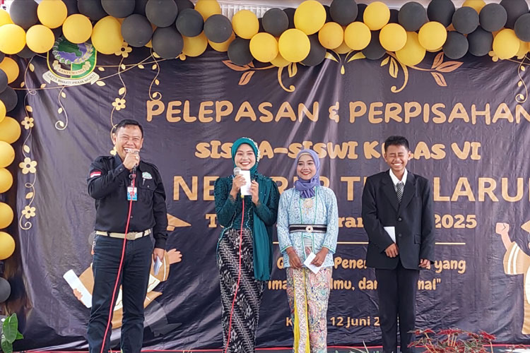Tiga siswa SDN 2 Tegalarum yang berprestasi mendapatkan reward dari Ketua Paguyuban Kelas 6, Galih Subowo. (Foto: Anggara Cahya/TIMES Indonesia)