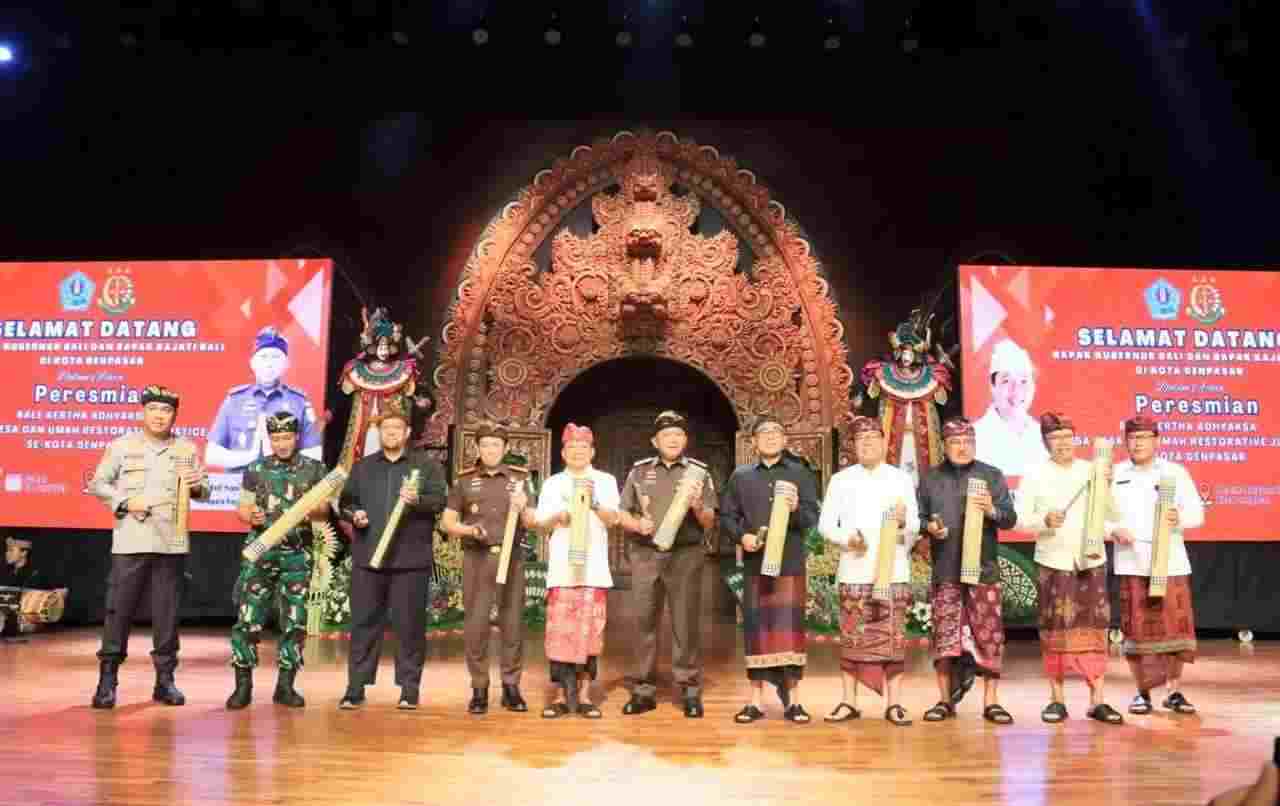 Peresmian Bale Kertha Adhyaksa Jaga Desa dan Umah Restorative Justice serentak di Kota Denpasar di Gedung Dharma Negara Alaya, Denpasar, Jumat (13/6).