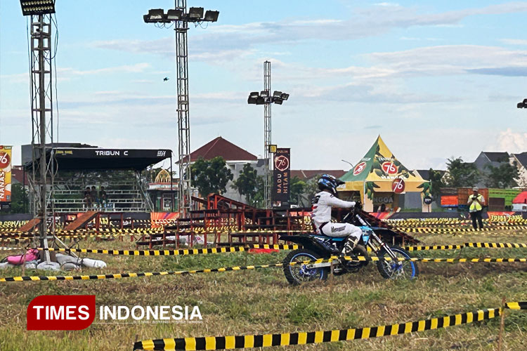 Aksi-racer-menaklukkan-lintasan-grass-track-Trial-Game-Dirt.jpg