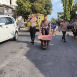 Peringati Hari Bhayangkara ke-79, Polres Bondowoso Tambal Jalan Berlubang