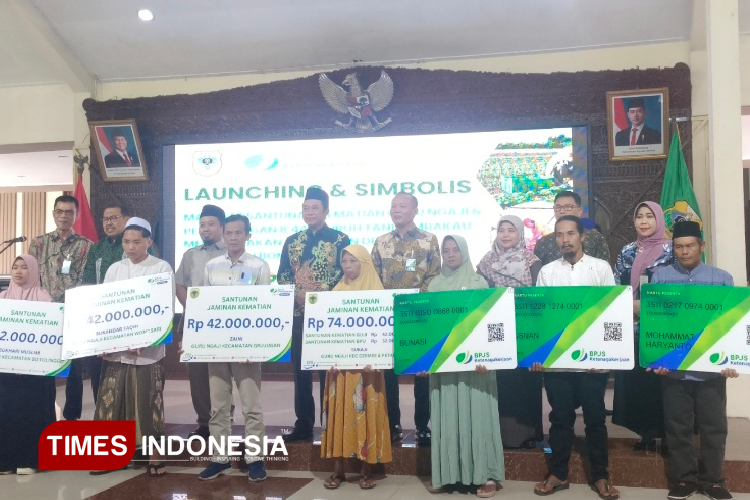 Bupati Bondowoso Serahkan BPJS Ketenagakerjaan untuk 8.445 Buruh Tani Tembakau