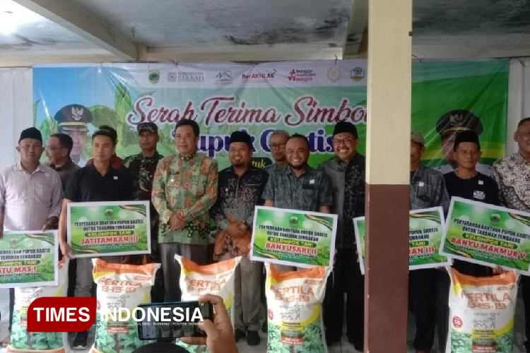 Bupati Bondowoso Serahkan 130 Ton Pupuk Gratis, Petani Tembakau Mengaku Terbantu