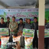 Bupati Bondowoso Serahkan 130 Ton Pupuk Gratis, Petani Tembakau Mengaku Terbantu