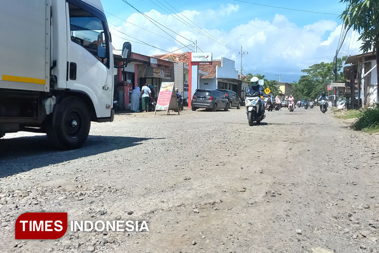 Jalan Rusak Akibat Material Tambang Batuan Tol Probowangi, Ketua Pemuda akan Geruduk Maincont