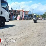 Jalan Rusak Akibat Material Tambang Batuan Tol Probowangi, Ketua Pemuda akan Geruduk Maincont