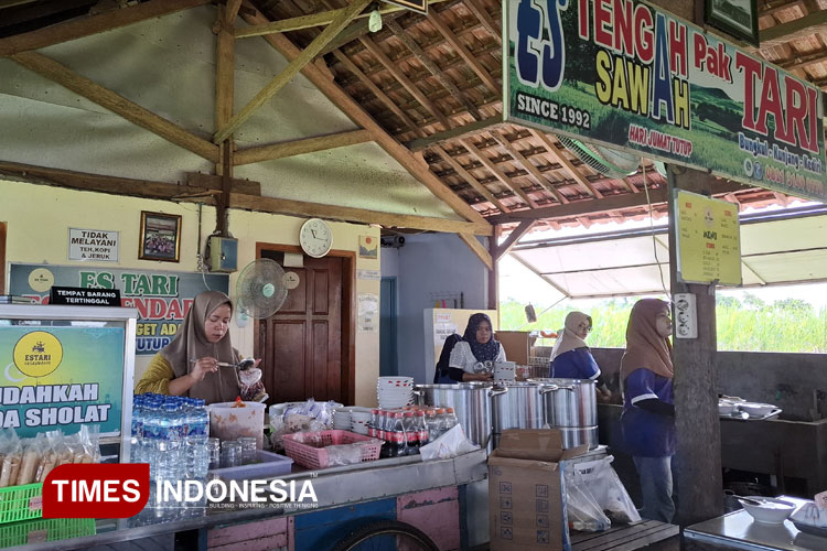 Es Tari Legendaris Kunjang, Warung Tengah Sawah yang Tetap Laris Sejak 1992