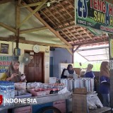 Es Tari Legendaris Kunjang, Warung Tengah Sawah yang Tetap Laris Sejak 1992