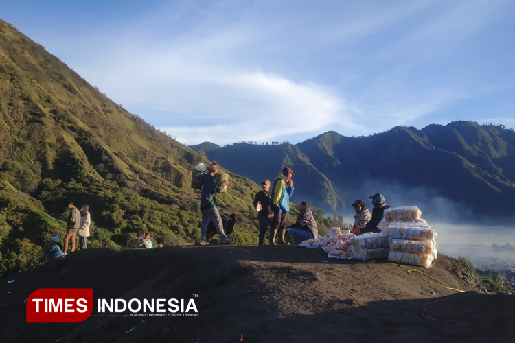 Suasana Ritual Yadnya Kasada Bromo 2025, Rabu (11/6/2025). (Foto: Imadudin Muhammad/TIMES Indonesia)