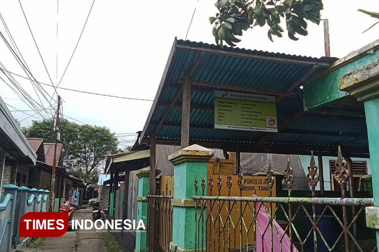 Salah satu pangakalan minya tanah di Kelurahan Kalumata menuai polemik saat adanya instruksi dari pihak kelurahan untuk pemindahan tanpa surat resmi pemindahan. (FOTO: Haerun Hamid/TIMES Indonesia)