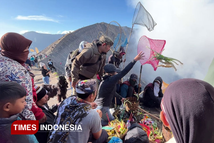 Suku-Tengger-memanjatkan-doa-dalam-larung-sesaji.jpg
