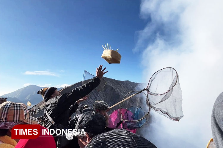 Akar Sejarah Yadnya Kasada Bromo, Jejak Cinta Tengger dan Spiritualitas Abadi