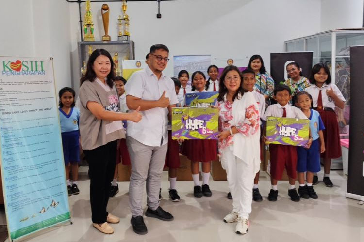 Penyerahan donasi laptop dari General Manager Axioo Indonesia, Umayya Alamoedi kepada Liana Christanty selaku Ketua Yayasan Kasih Pengharapan, Jumat (13/6/2025).(Dok.Axioo)