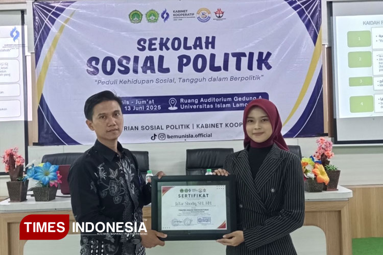 memaparkan-materi-dalam-sekolah-sosial-politik.jpg