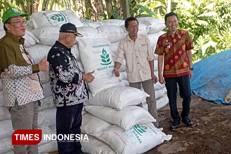 warga-Desa-Kanigoro-Pagelaran.jpg