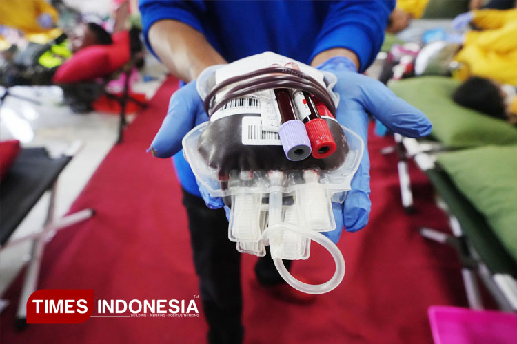 Kantong-darah-sebagai-bentuk-semangat-kemanusiaan.jpg