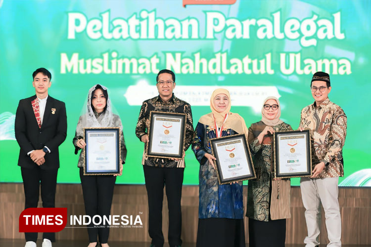 Tiba di Tanah Air Usai Ibadah Haji, Gubernur Khofifah Hadiri Kick Off Pelatihan Paralegal Muslimat NU