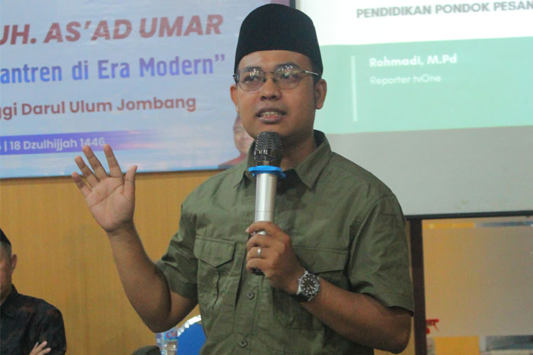 Rohmadi, Penulis Buku Pemikiran KH. Muh. As'ad Umar: Pendidikan Pondok Pesantren di Era Modern saat memaparkan materi pada bedah buku yang digelar di Unipdu Jombang, Sabtu (14/6/2025). (FOTO: Humas Unipdu for TIMES Indonesia)