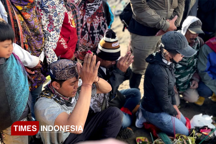 Masyarakat Suku Tengger melantunkan doa sebelum larung sesaji ke kawah gunung, di Yadnya Kasada Bromo 2025. (Foto: Dikky Arsena/TIMES Indonesia)
