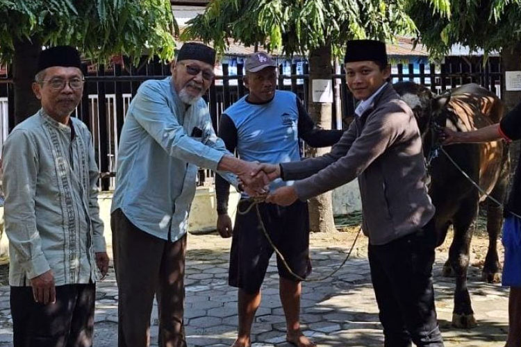 Ketua panitia, Dr. Hendra Erik Rudyanto, S.Pd., M.Pd. dan Ketua Yayasan Drs. Imam Sujudi bersama Rektor UNIPMA Dr. Supri Wahyudi Utomo, M.Pd. (Foto: Humas UNIPMA for TIMES Indonesia)